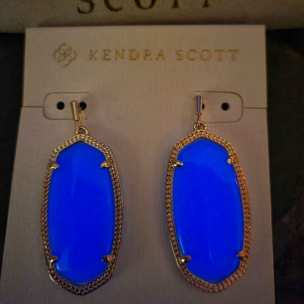 💖BNWOT - RARE💖 KENDRA SCOTT ELLE Blue Glow in the Dark Glass Gold Earrings
